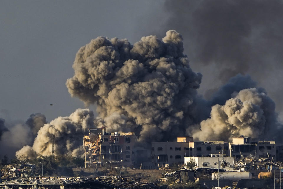 Humo se eleva durante un bombardeo israelí en la Franja de Gaza, el sábado 16 de diciembre de 2023. (AP Foto/Ariel Schalit)