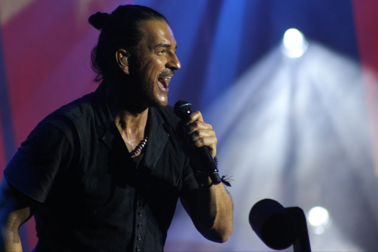 SAN SALVADOR, EL SALVADOR - DECEMBER 20: Ricardo Arjona performs during the 'Circo La Soledad' World Tour at Jorge 'Magico' Gonzalez stadium on December 20, 2017 in San Salvador, El Salvador. (Photo by Alex Peña/Getty Images)