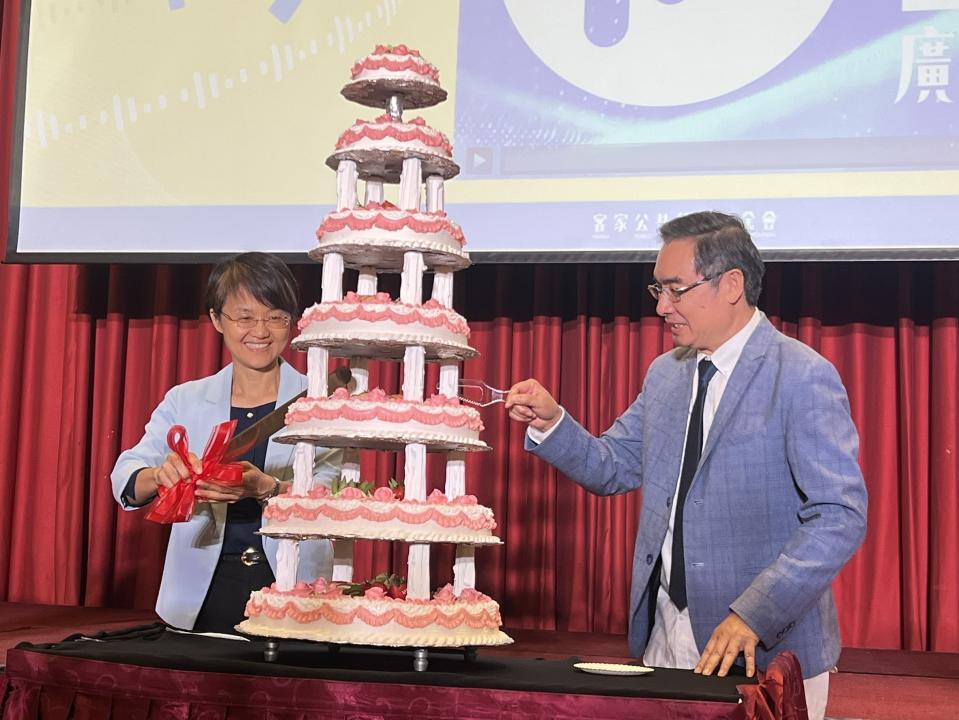 客委會主委古秀妃(左)、客家公共傳播基金會董事長陳板(右)，共同切下生日大蛋糕