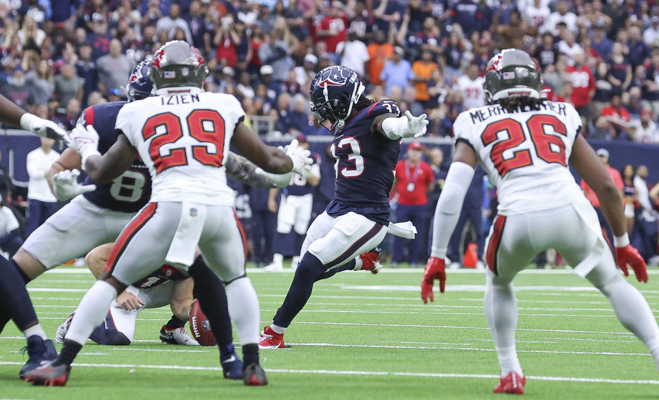 Nov 5, 2023; Houston, Texas, USA; Houston Texans running back Dare Ogunbowale (33) kicks a field goal during the fourth quarter against the <a class="link " href="https://sports.yahoo.com/nfl/teams/tampa-bay/" data-i13n="sec:content-canvas;subsec:anchor_text;elm:context_link" data-ylk="slk:Tampa Bay Buccaneers;sec:content-canvas;subsec:anchor_text;elm:context_link;itc:0">Tampa Bay Buccaneers</a> at NRG Stadium. Mandatory Credit: Troy Taormina-USA TODAY Sports