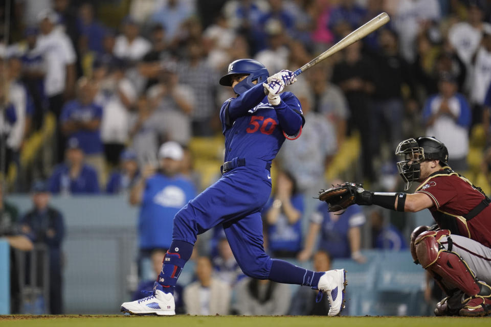 Los Angeles Dodgers' Mookie Betts hits a walk-off single to win a baseball game 3-2 against the Arizona Diamondbacks in Los Angeles, Thursday, Sept. 22, 2022. Freddie Freeman scored. (AP Photo/Ashley Landis)