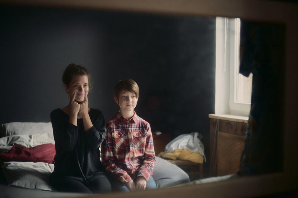 Bei der Erziehung ihres Sohnes Felix (Jona Eisenblätter) gibt sich Eva (Liv Lisa Fries) alle Mühe.  (Bild: EuroVideo)