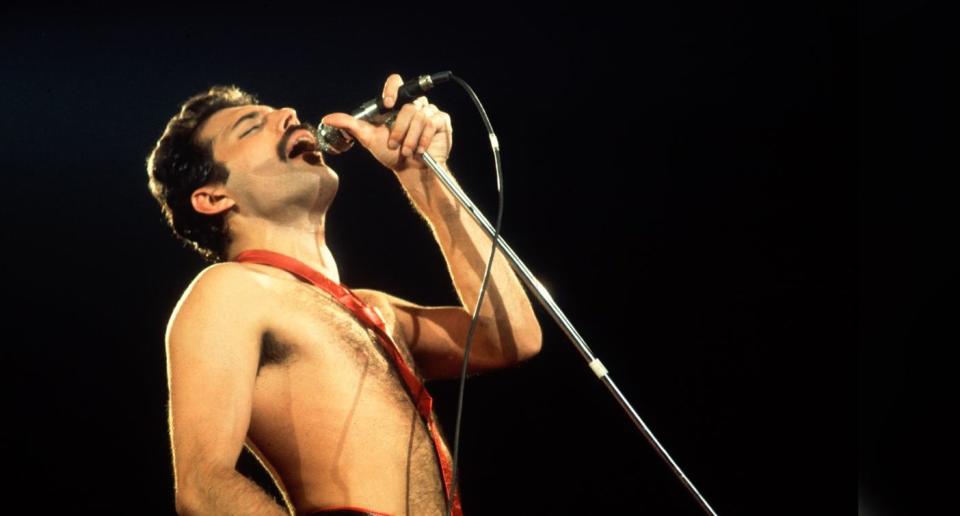 Algunos asistentes al primer concierto en Puebla, lanzaron zapatos al escenarios cuando Mercury se pusó un sombrero (Créditos: Getty Images)