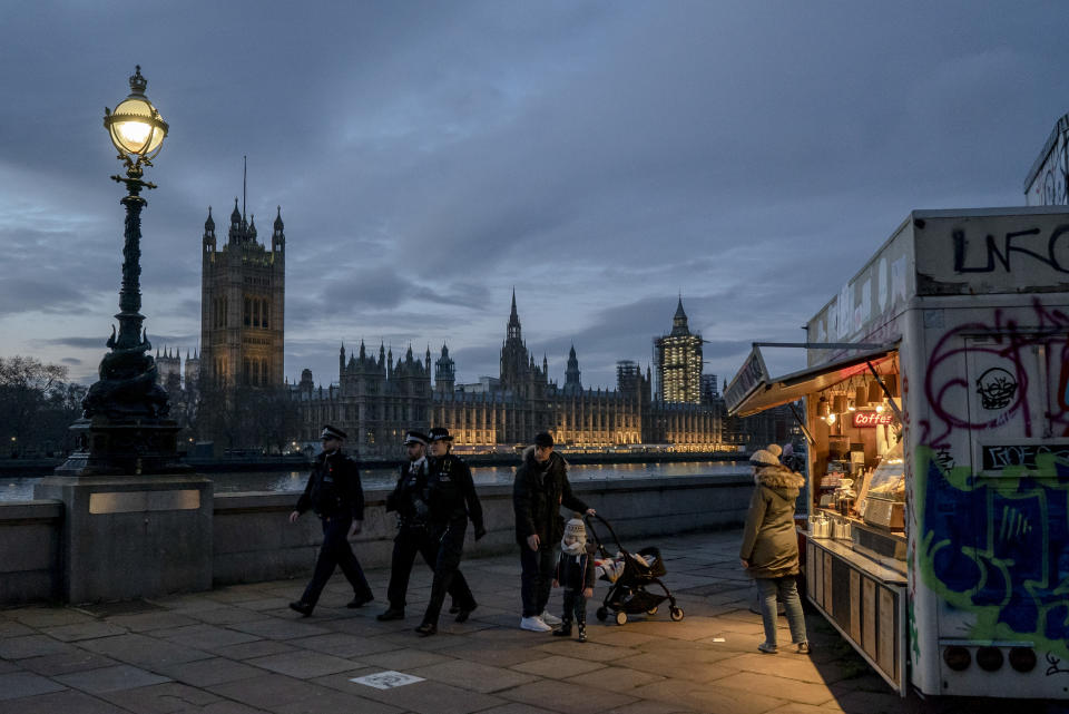 Agentes de la policía patrullan el río Támesis, en Londres, el 30 de diciembre de 2020. (Andrew Testa/The New York Times)