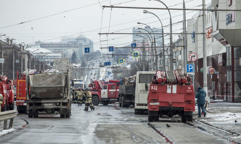 <p>Firefighters work near the scene of the multistory shopping center after a fire, in the Siberian city of Kemerovo, about 3,000 kilometers (1,900 miles) east of Moscow, March 26, 2018. (Photo: AP) </p>