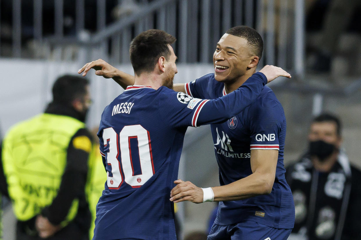 Kylian Mbappe y Lionel Messi celebrando el gol del francés en los octavos de final de la Champions League en el Santiago Bernabéu. Foto: Berengui/DeFodi Images vía Getty Images.