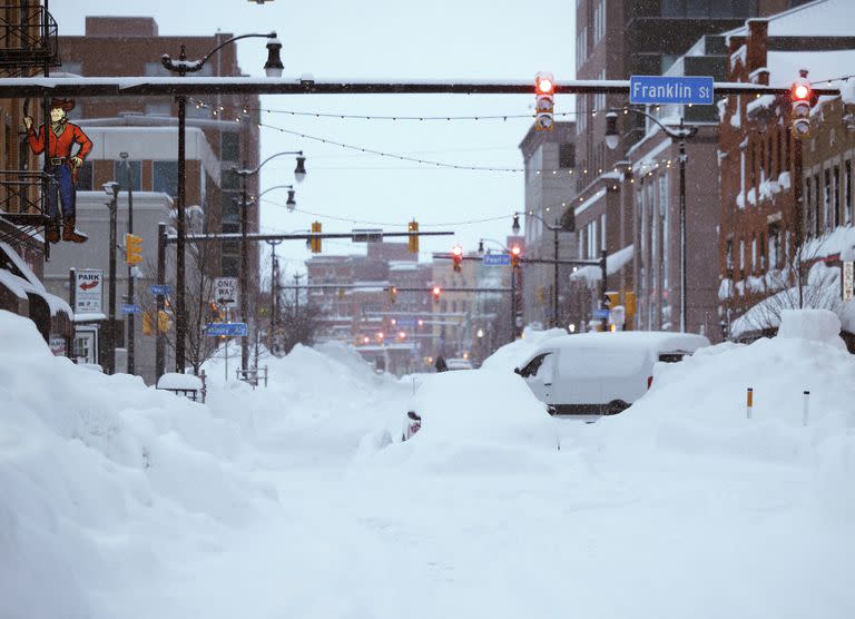 En esta foto proporcionada por la página de Twitter de la gobernadora de Nueva York, Kathy Hochul, la nieve de la ventisca de este fin de semana cubre el centro de Buffalo el lunes 26 de diciembre de 2022.