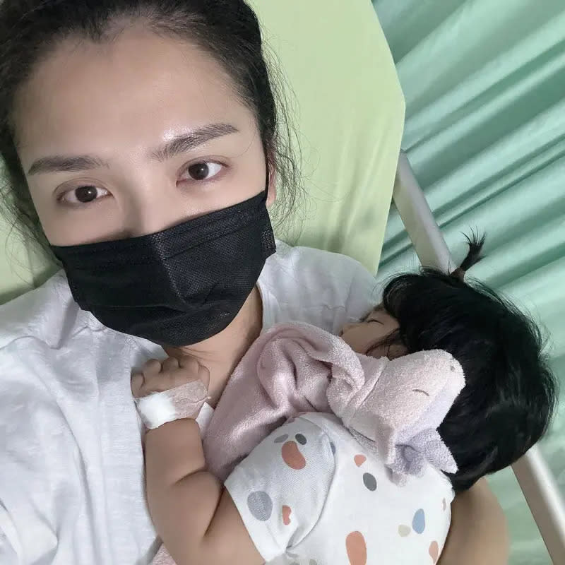 ▲小妏看到愛女抽搐，嚇壞不敢直視。（圖／3baby__love IG）