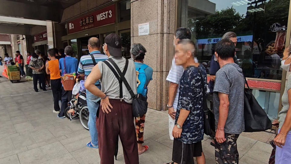 北車街友排隊領取愛心餐。（游定剛拍攝）