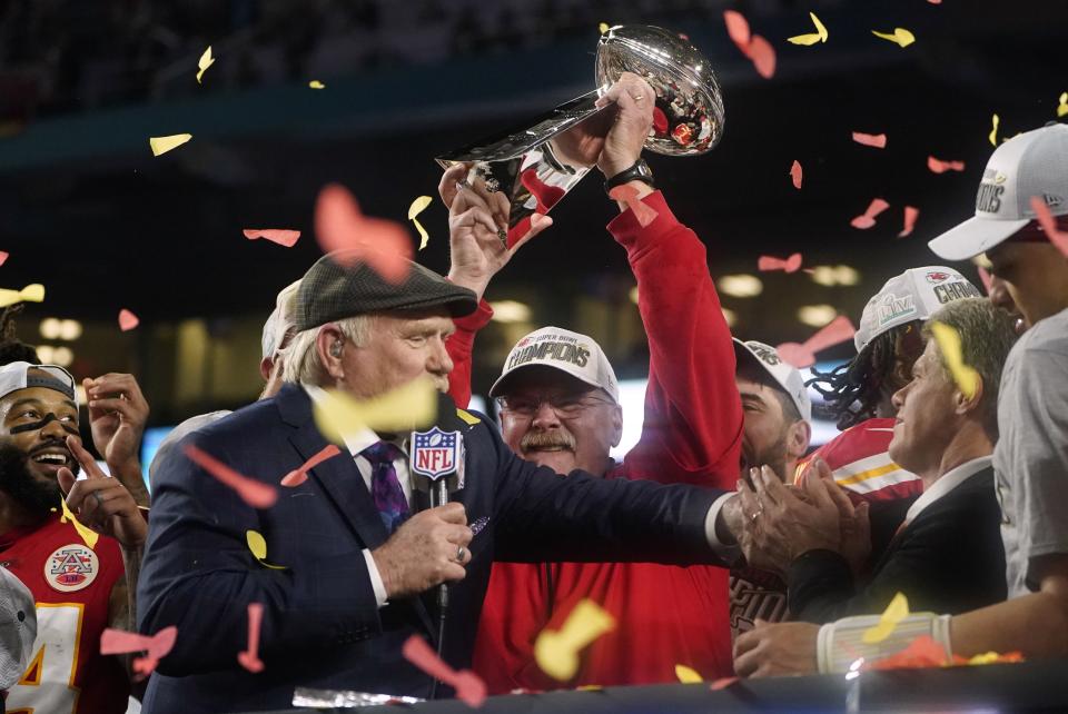 Andy Reid con el trofeo de campeón del Super Bowl LIV (Foto de:TIMOTHY A. CLARY / AFP) (Foto de: TIMOTHY A. CLARY/AFP via Getty Images)