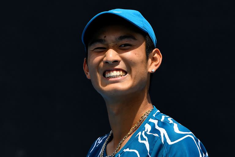 Juncheng Shang, de 17 años, hizo historia encumbrándose como el primer jugador de China en lograr un triunfo en el cuadro principal del Australian Open