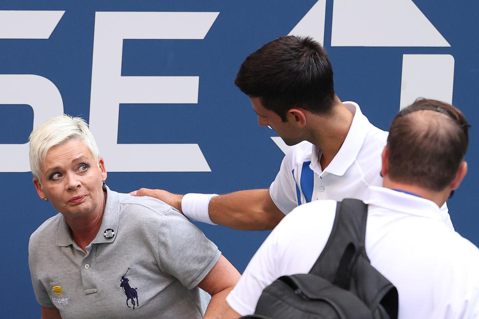 Novak Djokovic consuela a la juez de línea a la que golpeó con un pelotazo que le costó la descalificación en el US Open. (Foto: Al Bello / Getty Images).