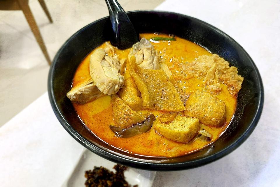 A generous bowl of curry noodles with Hainanese chicken.