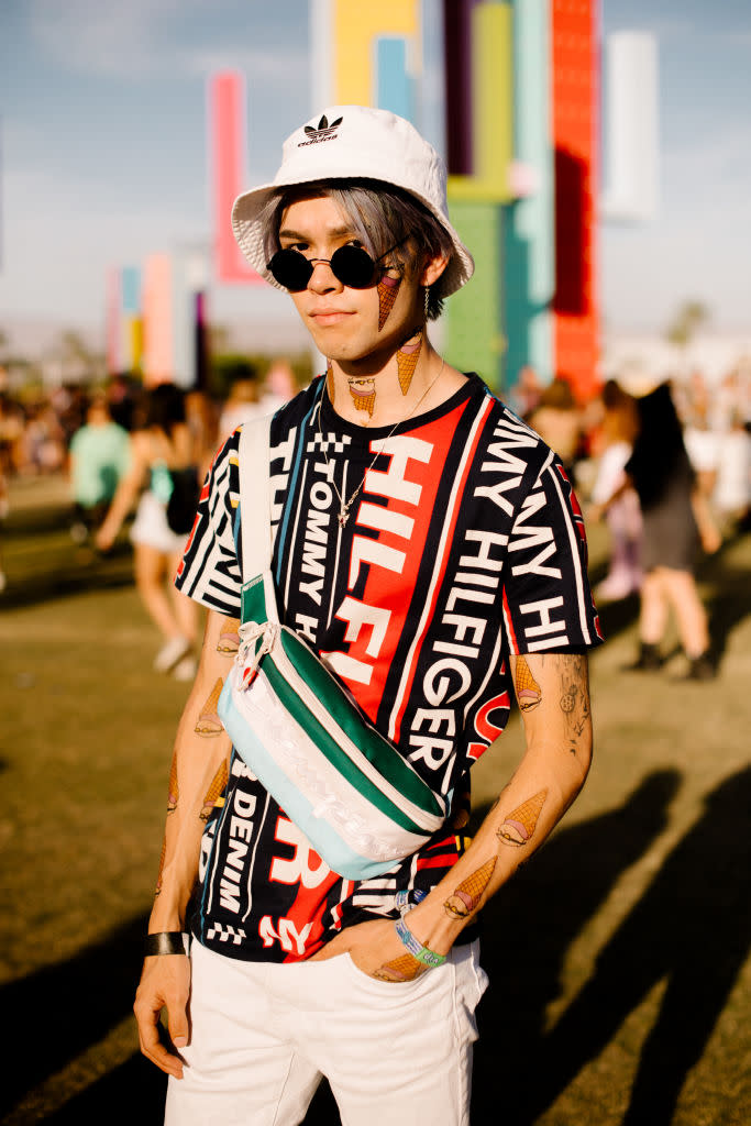 <p>Die runde Sonnenbrille bricht den ansonsten hip-hoppig anmutenden Style bestehend aus Letter-Shirt, Schlapphut und Nierentasche. (Bild: Matt Winkelmeyer/ Getty Images for Coachella) </p>