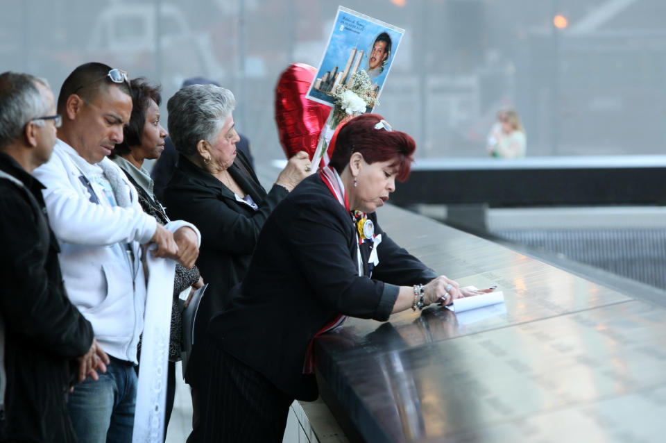 La colombiana Rosario Tejada ubica el nombre de su sobrino Wilder Gomez, de Queens, quien murió en los ataques de 9/11 en 2001, durante un memorial en honor a las víctimas realizado este 11 de septiembre de 2012, en el World Trade Center. Chris Pedota-Pool/Getty Images