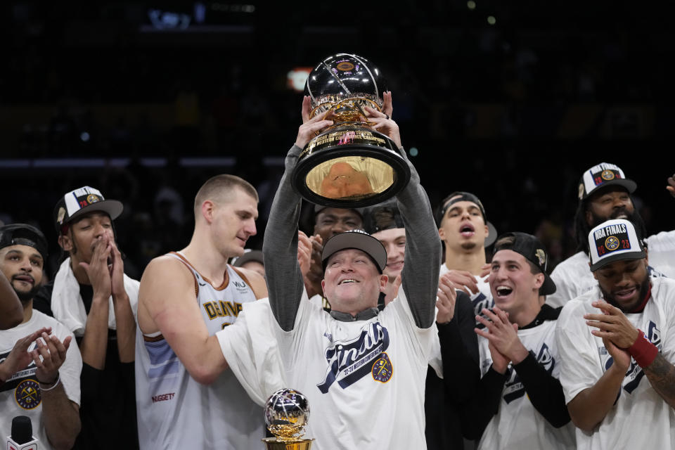 El entrenador de los Nuggets de Denver sostiene el trofeo de campeón de conferencia tras vencer en el juego 4 de las finales de la Conferencia Oeste a los Lakers de Los Ángeles el lunes 22 de mayo del 2023. (AP Foto/Ashley Landis)