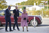 Britain's Queen Elizabeth II and Prince William speak with Chief Executive Gary Aitkenhead during a visit to the Defence Science and Technology Laboratory (DSTL) at Porton Down, England, Thursday Oct. 15, 2020, to view the Energetics Enclosure and display of weaponry and tactics used in counter intelligence. (Ben Stansall/Pool via AP)