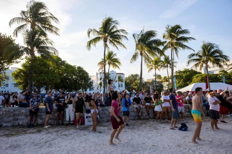 La gente baila durante el concierto Art on Drive, el evento del Carnaval de Miami, frente a Ocean Drive durante las vacaciones de primavera en Miami Beach, Florida, el sábado 18 de marzo de 2023.