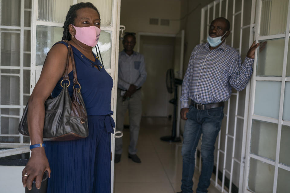 Los exactivistas Carol Nyirenda, a la izquierda, y Felix Mwanza, a la derecha, en las oficinas de la organización Treatment Advocacy and Literacy Campaign, en Lusaka, Zambia, el 24 de noviembre de 2021. (Joao Silva/The New York Times)