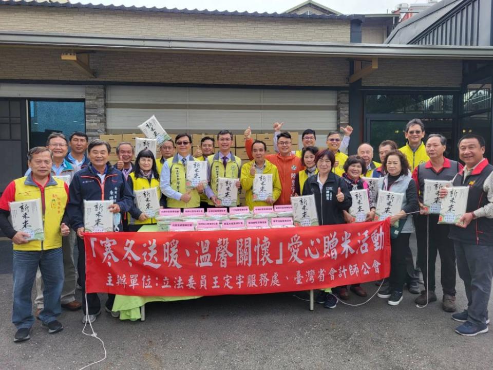連續第七年，台南市會計師公會與王定宇服務處合辦捐米活動。（記者陳俊文攝）