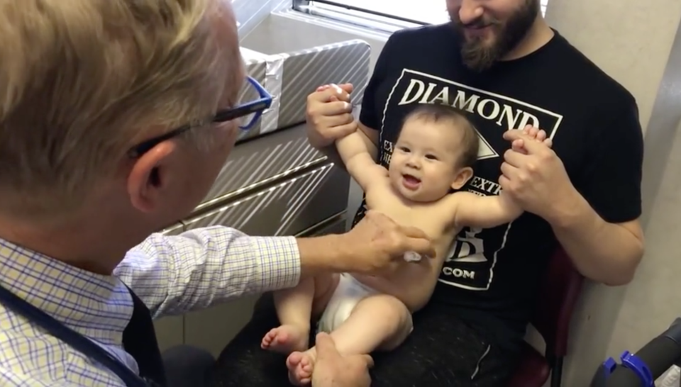 This doctor sings and tickles his little patients. Photo: Jukin Media