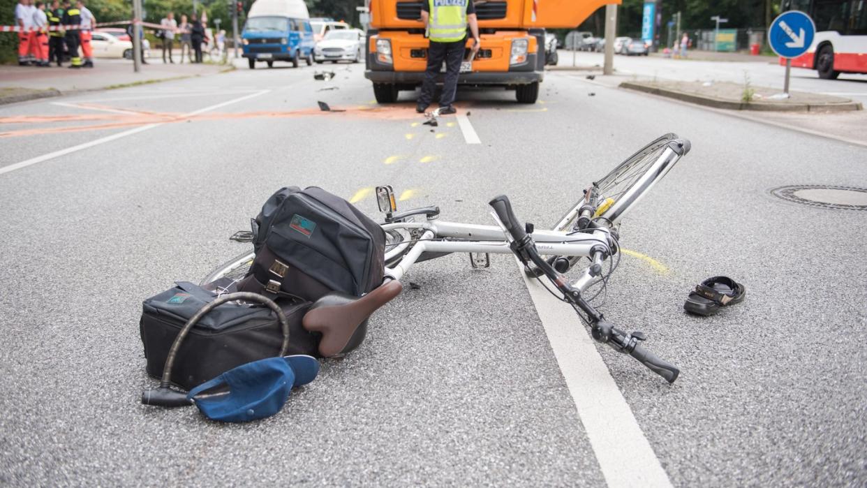 Verkehrsunfall in Hamburg: Der Radfahrer stieß mit einem Lkw zusammen und wurde lebensgefährlich verletzt.