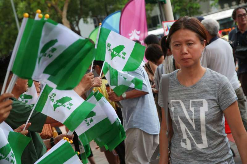 2017-08-30-世大運閉幕，獨派團體台灣國成員於場外揮舞台灣旗抗議。（顏麟宇攝）