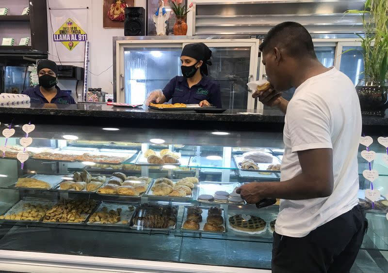 Un cliente come un pastel en una panadería, en Caracas