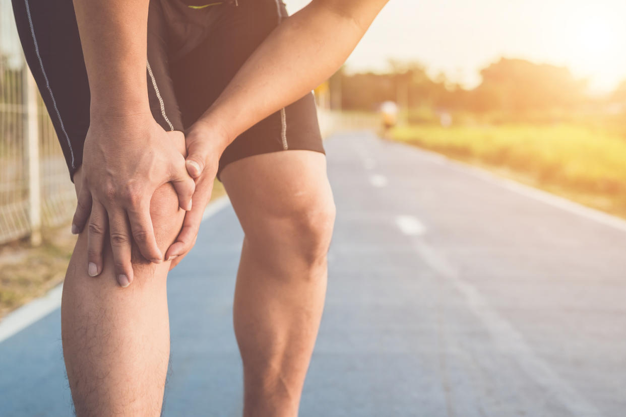 Geräusche im Knie können verschiedene Ursachen haben. (Symbolbild: Getty Images)