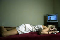 No te duermas con la televisión, ni con ninguna luz encendida porque nuestro organismo relaciona las horas de sueño con la oscuridad.