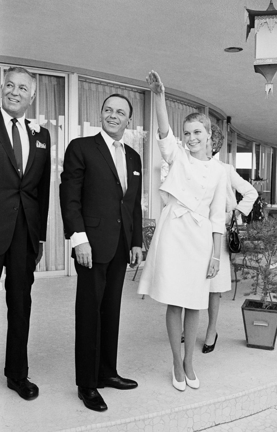 <p>La troisième union de Frank Sinatra fut célébrée en juin 1966 avec l’actrice. Elle portait robe ajustée à sa la taille, blanche, portée sous une veste courte, manches trois-quart. Crédit : Getty </p>