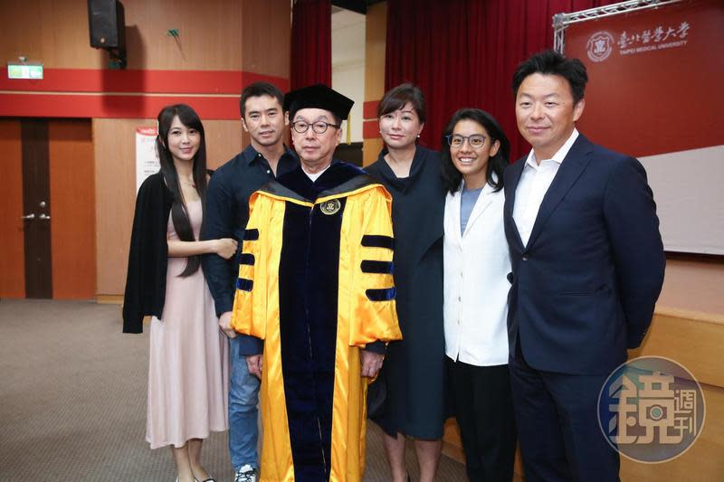 廣達董事長林百里（左三）獲台北醫學大學頒發榮譽博士學位，次子林宇輝攜妻林怡慧以及家人都到場觀禮。