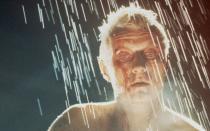 "Ich habe Dinge gesehen, die ihr Menschen niemals glauben würdet. Gigantische Schiffe, die brannten, draußen vor der Schulter des Orion. Und ich habe C-Beams gesehen, glitzernd im Dunkeln, nahe dem Tannhäuser Tor. All diese Momente werden verloren sein in der Zeit, so wie Tränen im Regen" - Rutger Hauers Monolog in "Blade Runner" (1982) gehört zu den ergreifendsten Szenen eines noch heute atemberaubenden Films. (Bild: Warner Bros./Archive Photos/Getty Images)