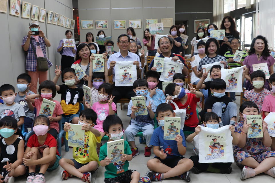 中華醫大舉辦《奶奶的裁縫車》繪本分享暨原插畫展，現場邀請幼兒園小朋友開心分享繪本故事。（圖：華醫提供）