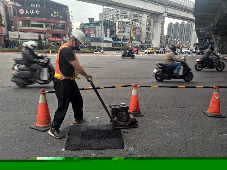 農曆春節10天假期，新北市道路維護不打烊。   圖：新北市工務局/提供