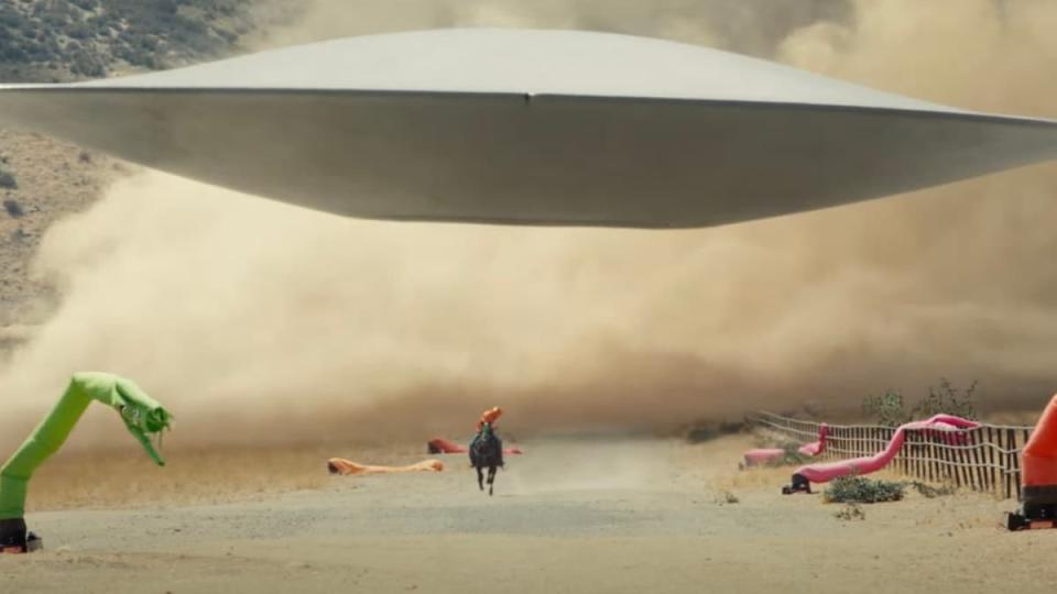 UFO chasing Daniel Kaluuya in the movie Nope