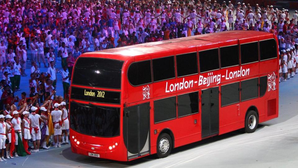 2008年8月，北京奧運會閉幕式上出現一輛倫敦紅色雙層巴士