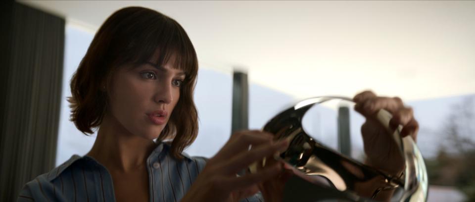  艾莎岡薩雷在《3體》扮演奈米纖維發明家奧姬，對於來路不名的VR頭盔始終抱持懷疑的態度。（Netflix提供）