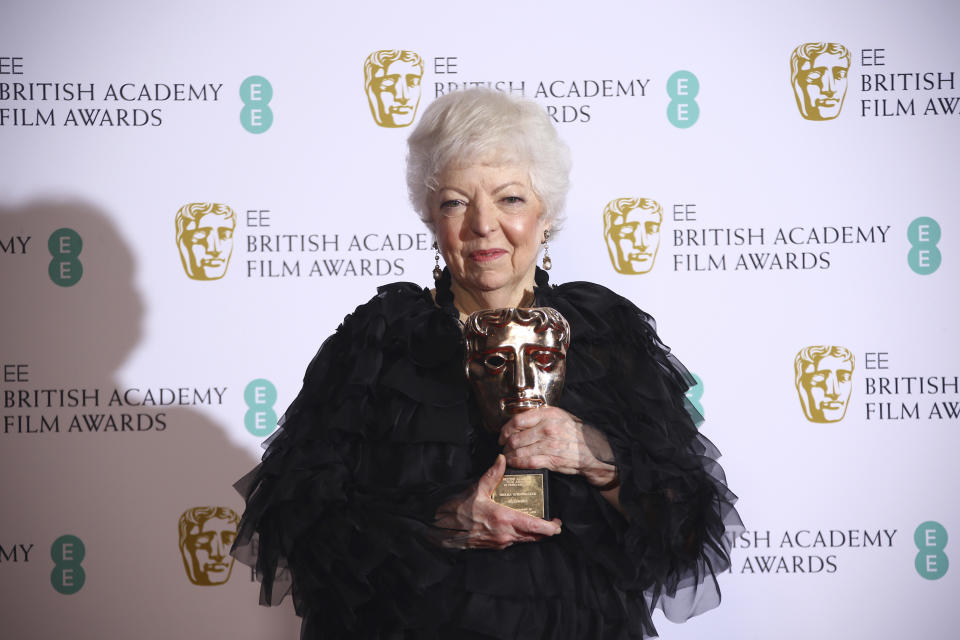 La editora Thelma Schoonmaker posa tras recibir el BAFTA a la Trayectoria el domingo 10 de febrero del 2019 en Londres. (Foto por Joel C Ryan/Invision/AP)