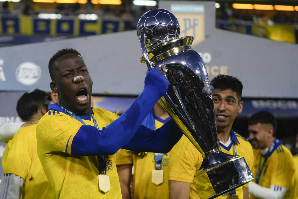 Boca Juniors' Luis Advincula celebrates becoming the local soccer tournament champions after a match against Independiente in Buenos Aires, Argentina, Sunday, Oct. 23, 2022. (AP (AP Photo/Natacha Pisarenko)