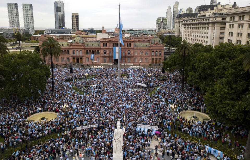 Partidarios del presidente argentino Mauricio Macri participan en un mitin en su apoyo, en Buenos Aires, Argentina, el sábado 7 de diciembre de 2019. (AP Foto/Tomás F. Cuesta)