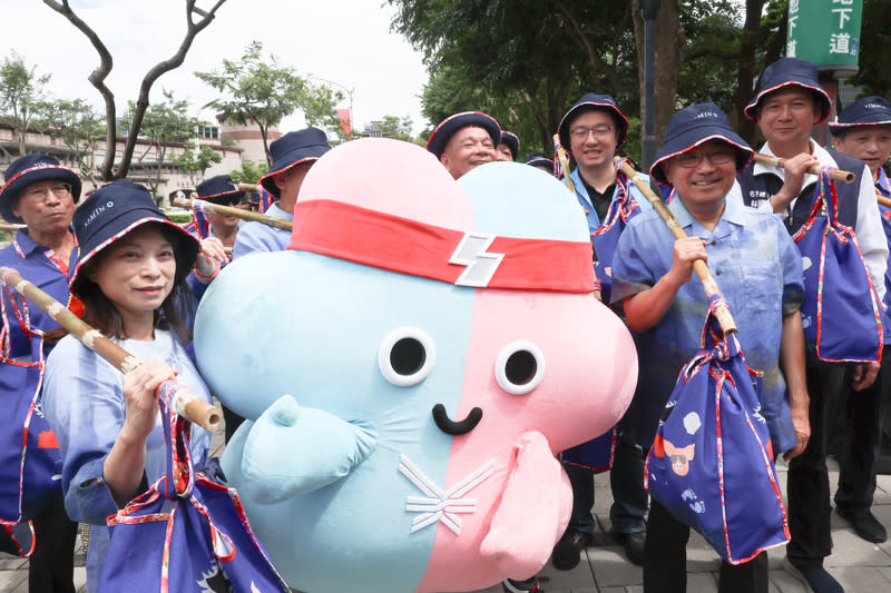 侯友宜出席新北市客家義民爺文化祭（1） 113年新北市客家義民爺文化祭29日在新北市市民廣 場舉行，今年活動以「義起鬧新北」為主軸，新北市 長侯友宜（前右）到場，一同挑擔踩街。 中央社記者趙世勳攝　113年9月29日 