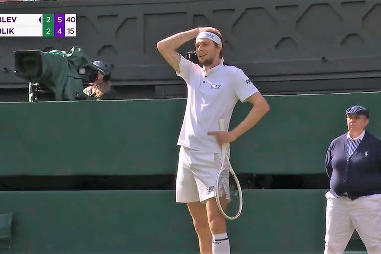 El gesto de sorpresa de Alexander Bublik ante el increíble punto ganado por Andrey Rublev y que derivó en un match point