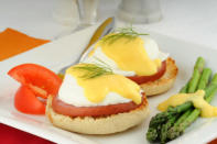 <b>Huevos benedictinos</b>. Una de las versiones es que Lemuel Benedict, operador bursátil de Nueva York, fue una mañana de 1894 a desayunar al Hotel Waldorf y ordenó una tostada, panceta, huevos poché y salsa holandesa. Al famoso maître “Oscar del Waldorf” le llamó la atención el pedido y lo adaptó para incluirlo en el menú del hotel, bajo el nombre de su inspirador.