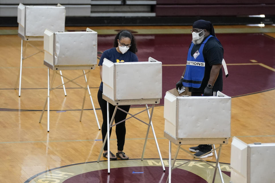 A woman wears a face mask as she votes in the primary on June 2, 2020, in Washington, D.C. (Photo: Drew Angerer via Getty Images)