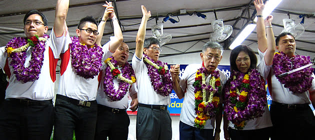 Potong Pasir stands behind Chiam See Tong (third from right) as he runs for Bishan-Toa Payoh GRC. (Yahoo! photo/ Ewen Boey)