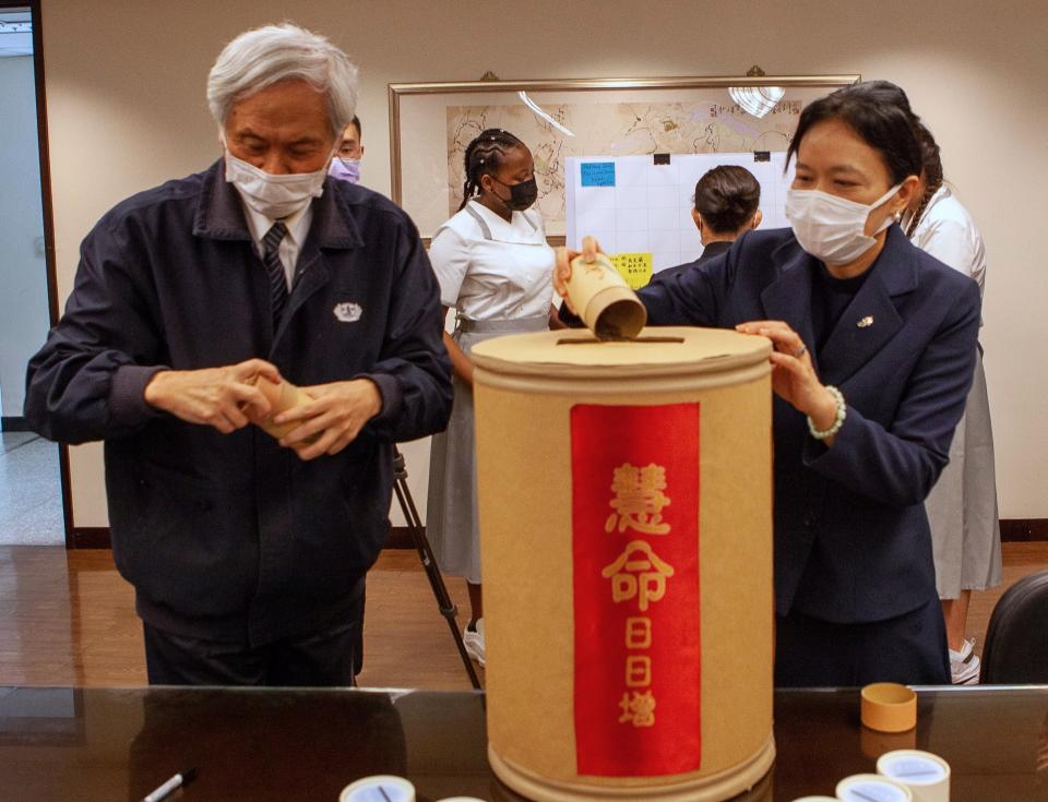 慈濟大學響應慈濟基金會行動，舉辦「慈濟愛心無國界 計畫馳援烏克蘭」，慈濟教育志業王本榮執行長（左）與慈濟大學劉怡均校長（右）共同募心募愛馳援烏克蘭。