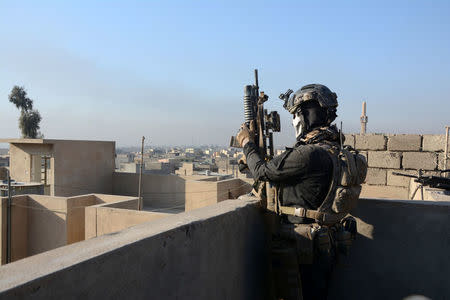 Members of the Iraqi Special Operations Forces (ISOF) take position during a battle with Islamic State militants in Mosul, Iraq, November 29, 2016. REUTERS/Stringer