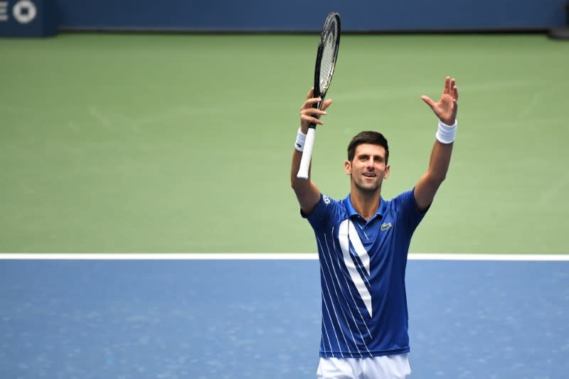 El serbio Novak Djokovic celebra tras derrotar al británico Kyle Edmund y pasar a la tercera ronda del Abierto de Estados Unidos, en Flushing Meadows, Nueva York