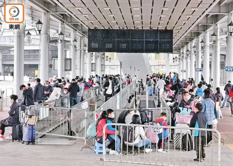 逾千港人昨湧至深圳灣管制站，欲北上避疫。（馬竟峯攝）